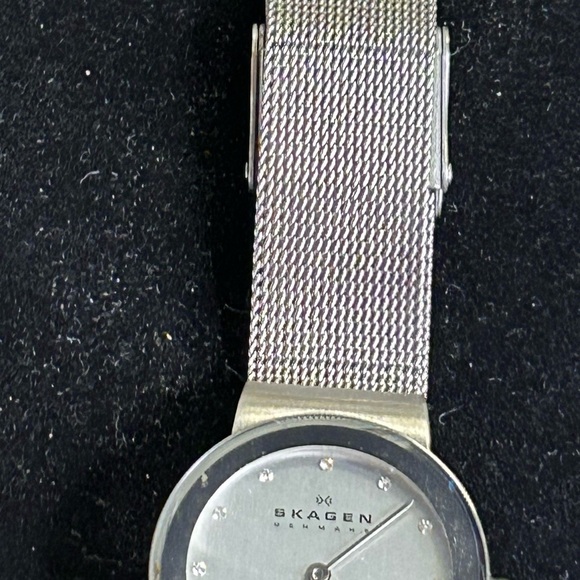 VINTAGE- SKAGEN WOMEN'S WATCH, JEWEL HOUR MARKERS, MESH STRAP - Picture 4 of 6
